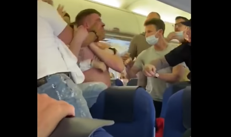 Imaginea articolului Doi britanici au fost bătuţi într-un avion care zbura spre Ibiza. Au refuzat să poarte mască şi au agresat ceilalţi pasageri