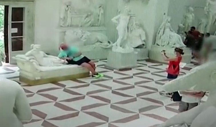 Imaginea articolului Un turist prins după ce a distrus degetele unei statui dintr-un muzeu italian

