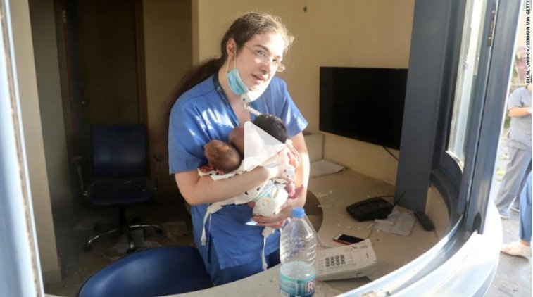 Imaginea articolului O asistentă din Beirut salvează trei nou-născuţi dintr-o maternitate avariată de explozia din port. „Contrastul dintre haosul din jur şi calmul asistentei”