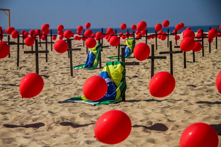 Imaginea articolului VIDEO 1000 de baloane roşii au fost înălţate de pe plaja Copacabana din Rio de Janeiro. Mesajul protestului inedit