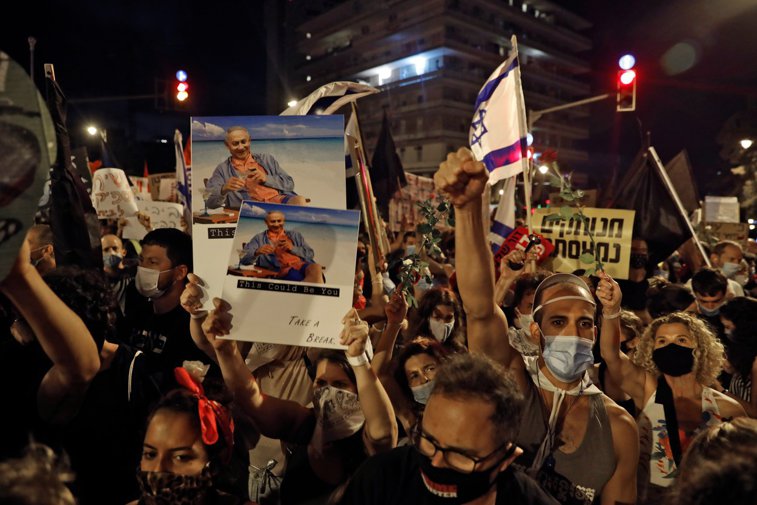 Imaginea articolului Mii de protestatari cer demisia lui Netanyahu în faţa reşedinţei premierului. Cei care nu vor să plece sunt luaţi pe sus de către poliţişti