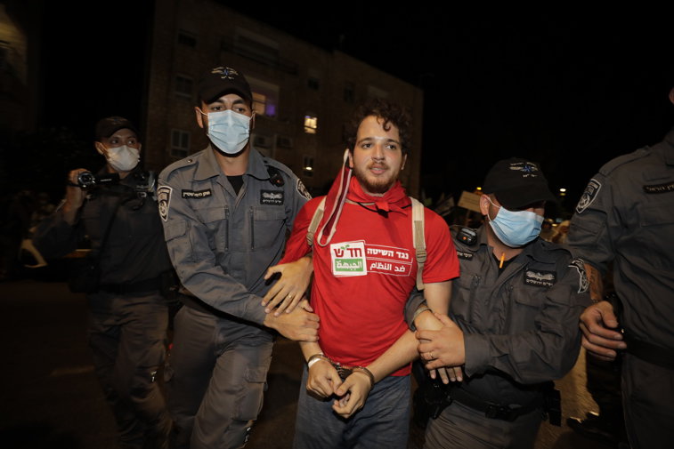 Imaginea articolului Protestatari luaţi cu forţa de la manifestaţiile din Israel. Oamenii cer demisia lui Benjamin Netanyahu