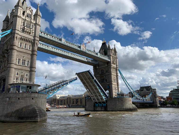 Imaginea articolului Haos la Londra. Celebrul Tower Bridge s-a blocat în timp ce era suspendat
