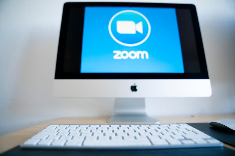 Imaginea articolului Platforma Zoom a picat în SUA şi Marea Britanie. Pentru oamenii de afaceri, o disperare, iar pentru studenţi, o binecuvântare