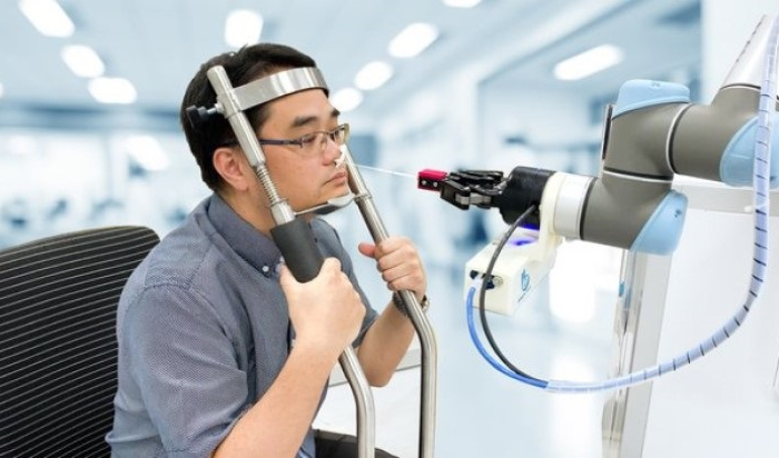 Imaginea articolului Un robot prelevează mostre pentru Covid din nasul pacienţilor