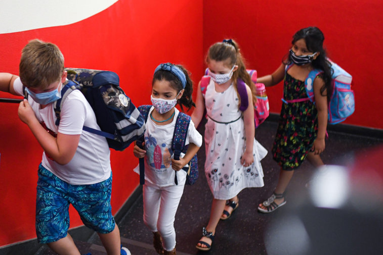 Imaginea articolului In Spania, masca va fi obligatorie pentru toţi elevii de peste 6 ani, pe tot parcursul timpului petrecut la şcoală

