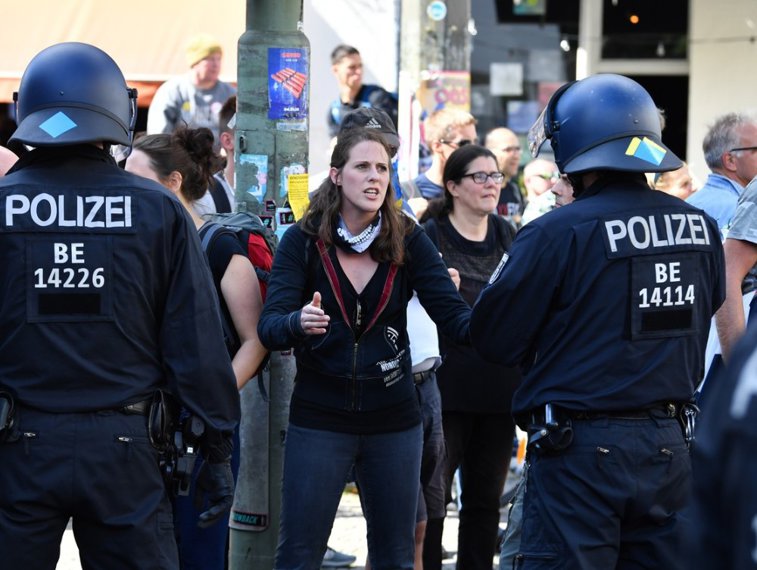 Imaginea articolului Poliţia din Berlin a oprit protestul activiştilor împotriva măştii de protecţie