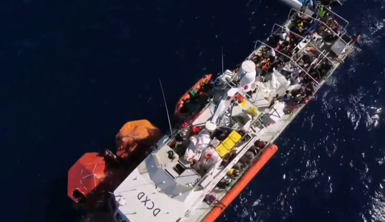 Imaginea articolului VIDEO: Nava de salvare finanţată de Banksy este blocată în Marea Mediterană, cu peste 200 de imigranţi la bord