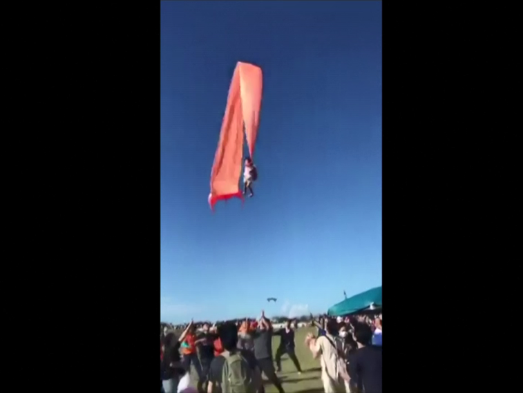Imaginea articolului VIDEO O fetiţă a fost luată pe sus de un zmeu uriaş