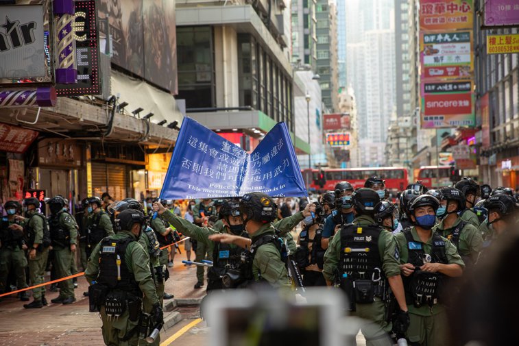 Imaginea articolului Aproape 300 de persoane au fost arestate la protestele organizate în Hong Kong din cauza alegerilor locale amânate

