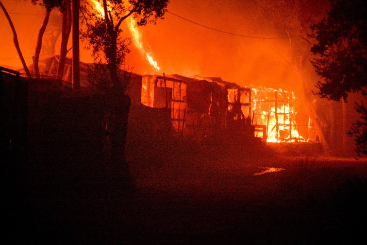 Imaginea articolului Noapte de coşmar în Moria. Tabăra de refugiaţi a luat foc