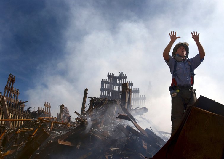 Imaginea articolului 9/11 Atacurile care continuă să omoare. Salvatorii care au intervenit în acea zi nu ştiau că, peste ani, se vor îmbolnăvi 