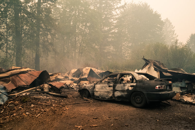 Imaginea articolului Incendiile de vegetaţie au cuprins statul Oregon din SUA. Un băieţel de 13 ani a fost descoperit fără viaţă într-o maşină alături de un câine pe care-l ţinea în braţe