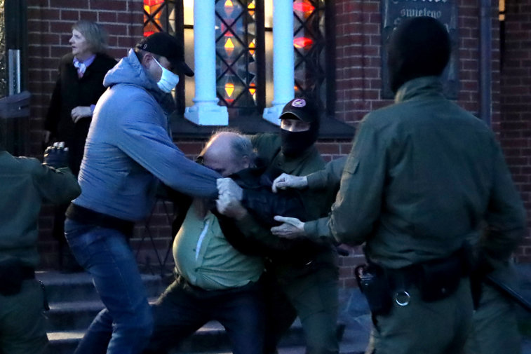 Imaginea articolului VIDEO: Mai mulţi protestatari au fost arestaţi în Minsk, în faţa unei biserici. Oamenii voiau să-i ureze „La mulţi ani” Svetlanei Tsikhanouskaya