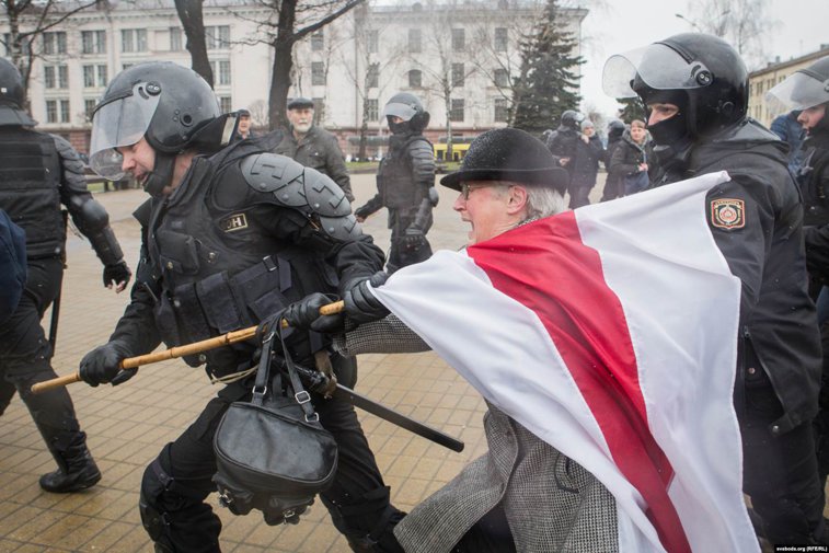Imaginea articolului Protestatarele din Belarus au fost bruscate şi urcate în dube. O femeie de 73 ani s-a opus poliţiei 