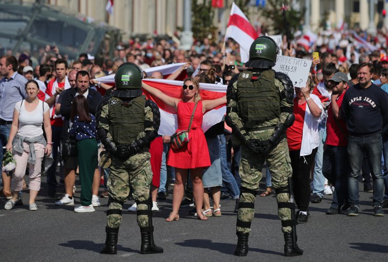Imaginea articolului „Marşul eroilor”. Protestatarii din Belarus au fost scoşi din mulţime şi bătuţi de poliţe