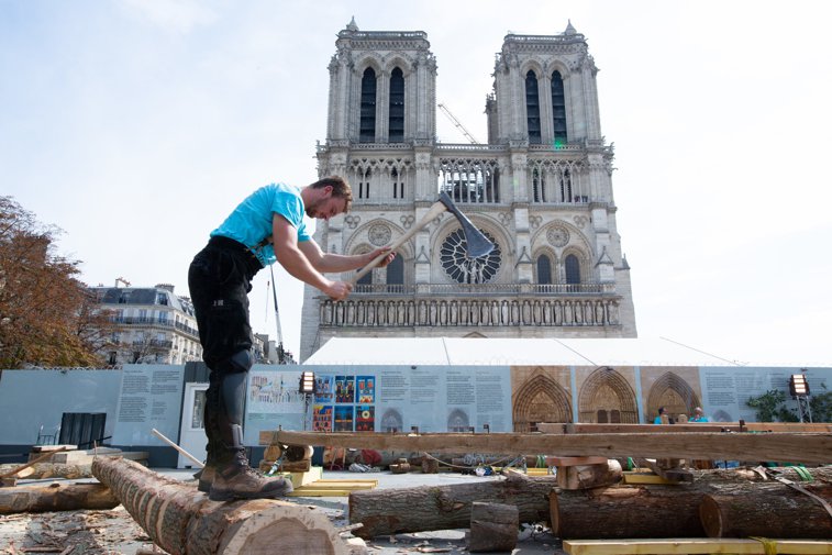 Imaginea articolului Catedrala Notre Dame se reconstruieşte ca acum 800 de ani. Ce tehnici medievale sunt folosite pentru restaurare