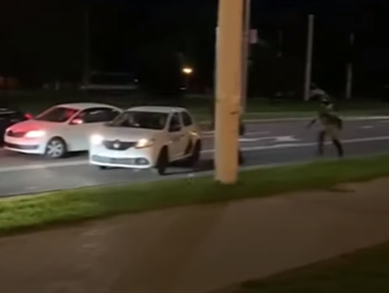 Imaginea articolului VIDEO Un şofer de taxi din Belarus a devenit erou după ce a ajutat un protestatar să scape de poliţie
