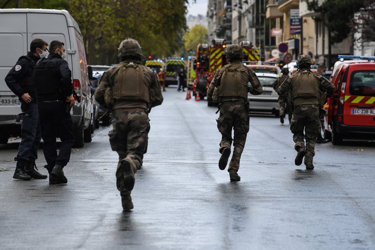 Imaginea articolului Şapte persoane au fost reţinute în legătură cu un atac în faţa fostelor birouri ale revistei satirice Charlie Hebdo