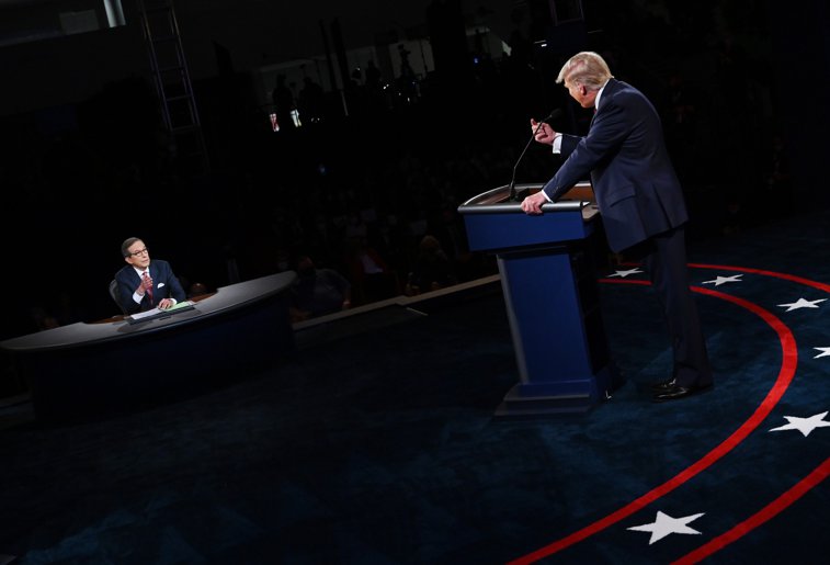 Imaginea articolului Dezbatere Trump - Biden. Candidaţii scăpaţi de sub control s-au jignit reciproc. „Nu e nimic inteligent la tine”