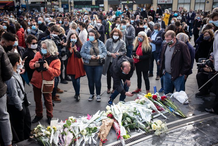 Imaginea articolului Atacul de lângă Paris. Omagii pentru profesorul decapitat, după ce le-a arătat elevilor caricaturi cu Mahomed