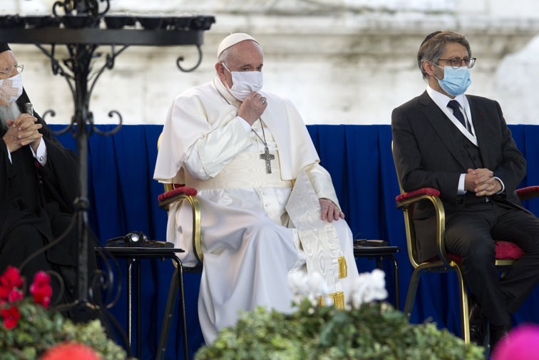Imaginea articolului Nici Papa Francisc nu scapă de masca de protecţie. Suveranul Pontif s-a rugat marţi pentru victimele războaielor şi pandemiei cu nasul şi gura acoperite