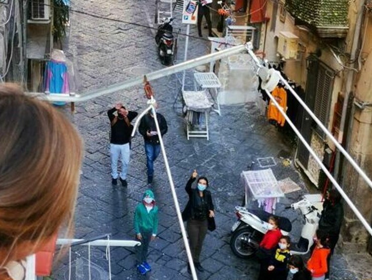 Imaginea articolului VIDEO. Revoltă la Napoli împotriva lockdown-ului. Bătăi cu poliţiştii, primarul a  fost înjurat de protestatari
