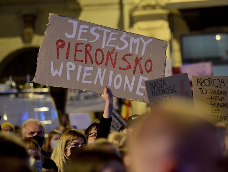 Imaginea articolului Mii de oameni protestează în Polonia, din cauza noii legi privind interzicerea avortului