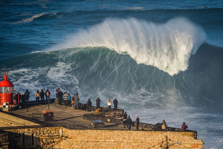 Imaginea articolului Valuri spectaculoase pe coasta Portugaliei, la Nazare
