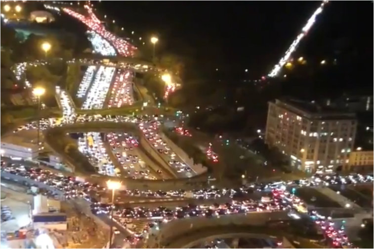 Imaginea articolului VIDEO Francezii au profitat de ultimele ore fără restricţii. Joi seară, traficul din jurul Parisului a atins niveluri record