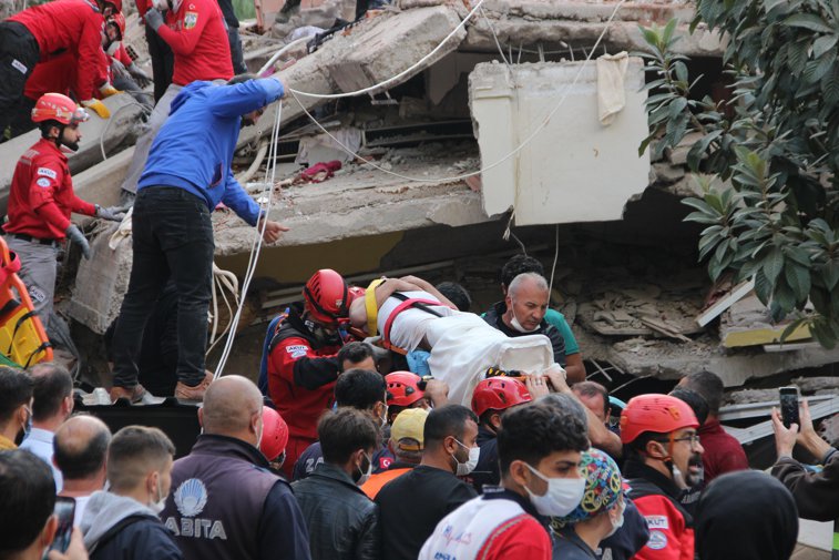 Imaginea articolului VIDEO Operaţiunile de salvare continuă în Turcia, după cutremur. Bărbat scos în viaţă de sub dărămături, după 26 de ore