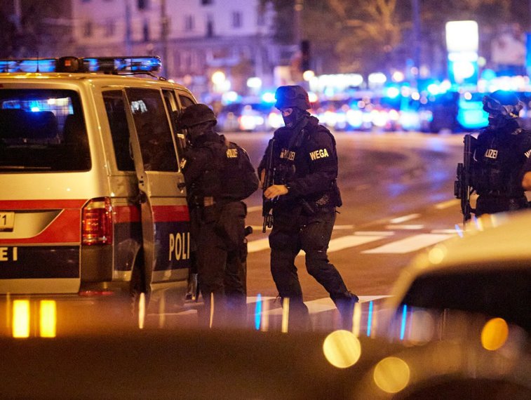 Imaginea articolului Doi austrieci de origine turcă au salvat un poliţist rănit în noaptea atacului din Viena