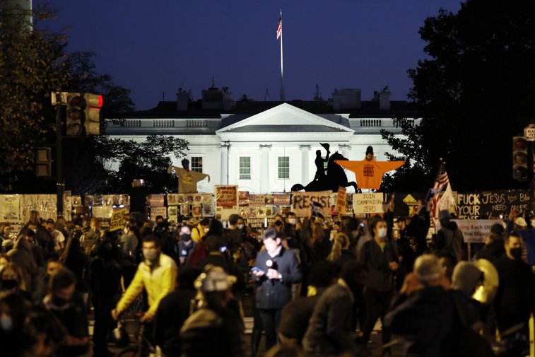 Imaginea articolului LIVE TEXT Alegerile SUA 2020. Dans pe străzi vs. proteste în mai multe oraşe americane. Reacţiile oamenilor surprind tensiunea momentului
