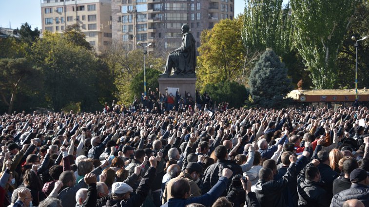 Imaginea articolului VIDEO Armenia fierbe, Azerbaidjanul se bucură, Rusia câştigă. Protestele continuă şi azi în Erevan