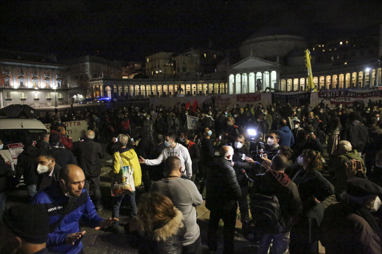 Imaginea articolului VIDEO Proteste în Italia faţă de intrarea în carantină totală pe regiuni. Napolitanii au ieşit în număr mare pe străzi  