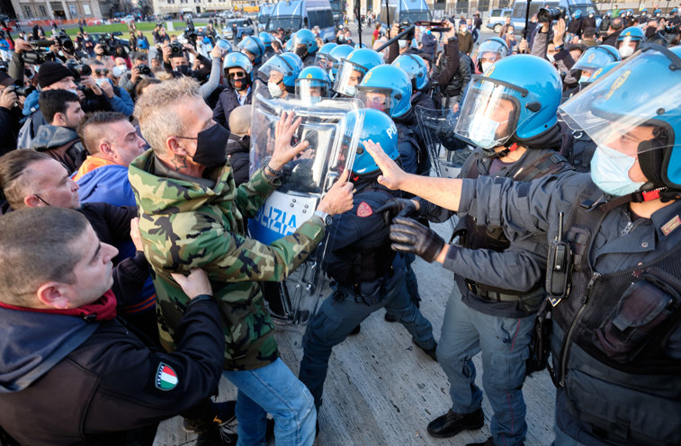 Imaginea articolului Treisprezece persoane au fost reţinute în timpul protestelor din Italia
