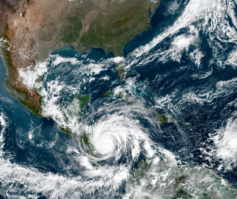 Imaginea articolului Natura loveşte două continente. Uraganul Iota şi vulcanul Stromboli provoacă panică