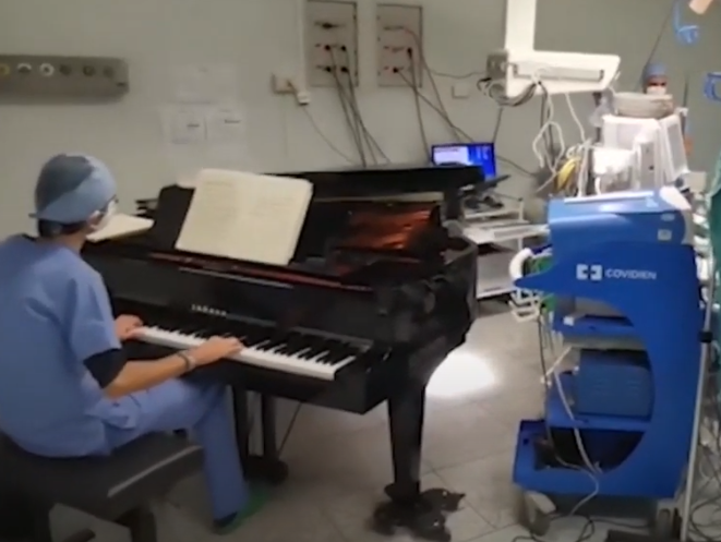 Imaginea articolului VIDEO Într-un spital din Italia, medicii au realizat intervenţia chirurgicală pe ritmuri de pian