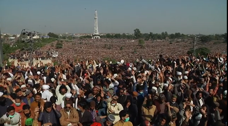 Imaginea articolului VIDEO Înmormântare fără distanţare. Zeci de mii de pakistanezi şi-au luat rămas bun de la liderul islamist Khadim Hussein Rizvi