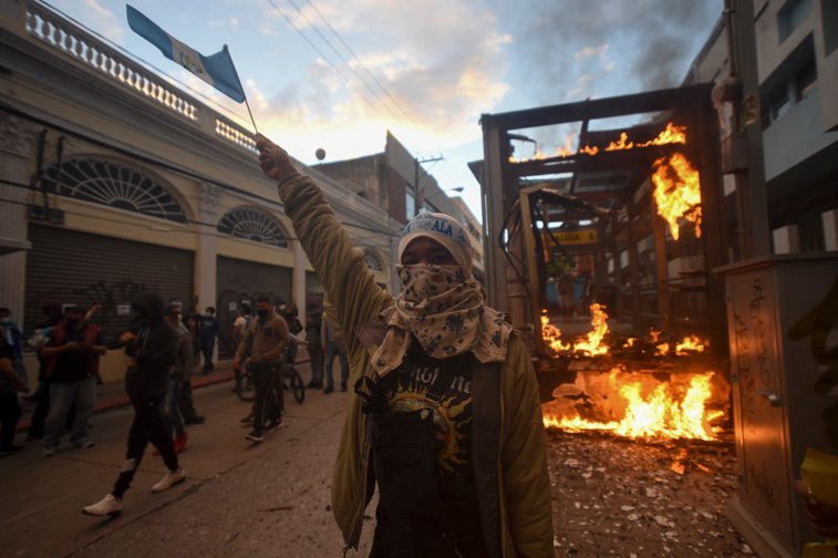 Imaginea articolului Guatemalienii sunt supăraţi foc. Protestatarii au ars o parte a clădirii în care se află Guvernul