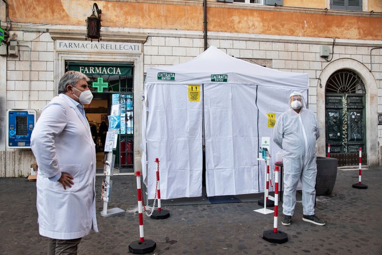 Imaginea articolului Campanie de testare pentru Covid-19, direct în farmaciile din Roma