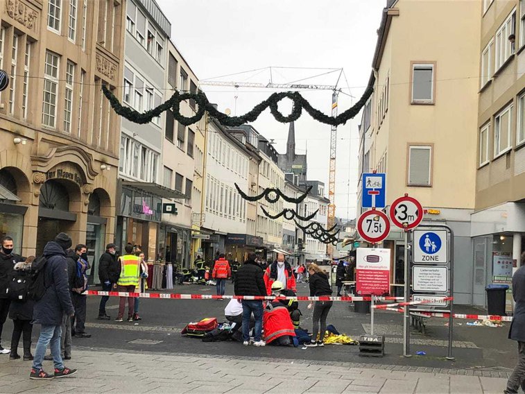 Imaginea articolului VIDEO Atac în centrul oraşului Trier: O maşină a intrat cu viteză într-un grup de pietoni. Cel puţin cinci victime, între care şi un copil
