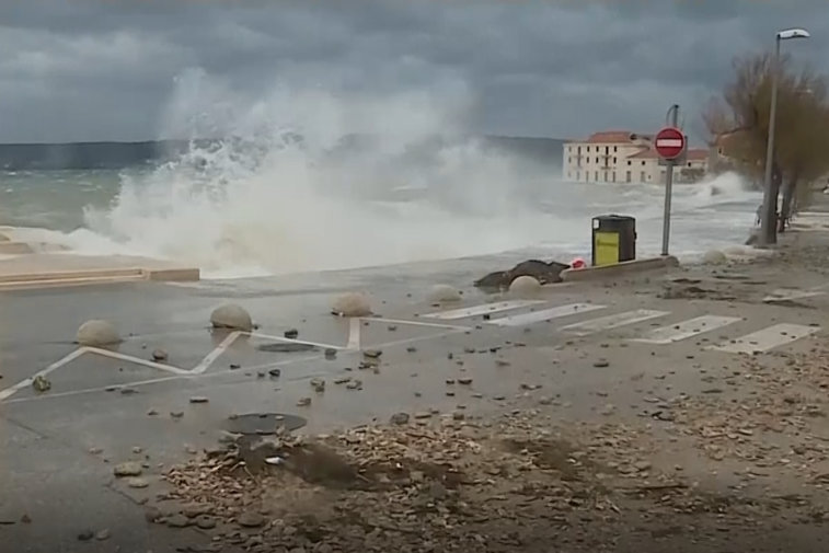 Imaginea articolului VIDEO Croaţia, lovită de furtuni: Vânt puternic, inundaţii şi valuri de 6 metri 
