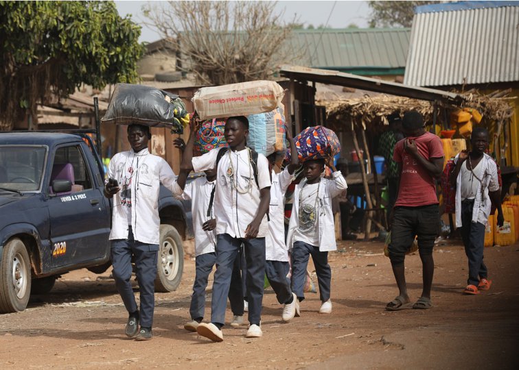 Imaginea articolului Peste 300 de elevi răpiţi din şcoală în urma unui atac terorist în Nigeria, au fost eliberaţi

