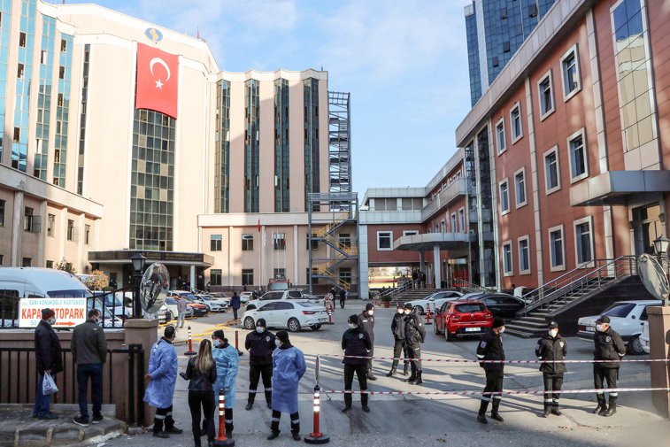 Imaginea articolului Nouă persoane au murit după un incendiu izbucnit într-o secţie de terapie intensivă COVID-19, în Turcia