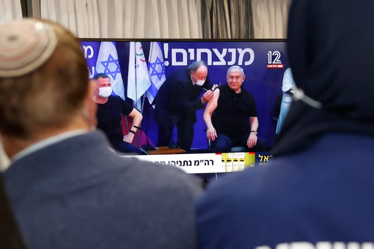 Imaginea articolului VIDEO Premierul Benjamin Netanyahu, printre primele persoane vaccinate împotriva COVID-19 în Israel. Momentul a fost transmis live