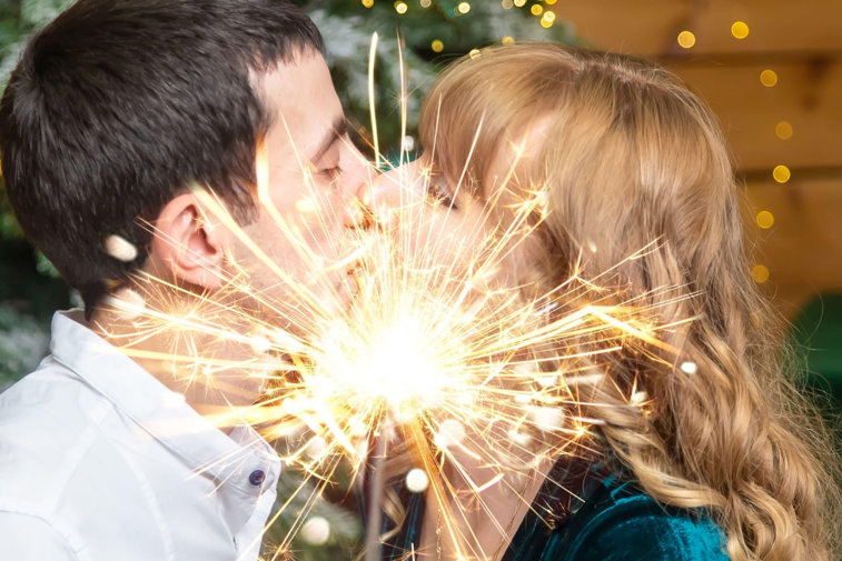 Imaginea articolului Sărutul, interzis la trecerea dintre ani. Restricţiile din Marea Britanie pun capăt tradiţiei de Revelion