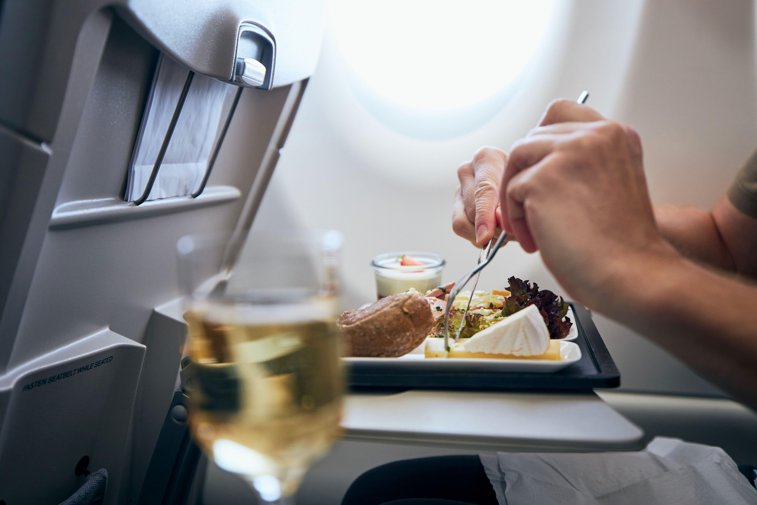 Imaginea articolului Fără mâncare şi băutură în avion. Ţara care interzice servirea de alimente, dar şi ziarele sau revistele în timpul zborurilor interne