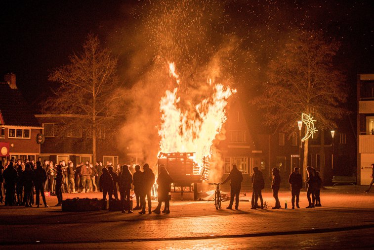 Imaginea articolului Tradiţie de Revelion, sau formă de protest: Rulote, scutere şi maşini incendiate în Olanda în noaptea dintre ani