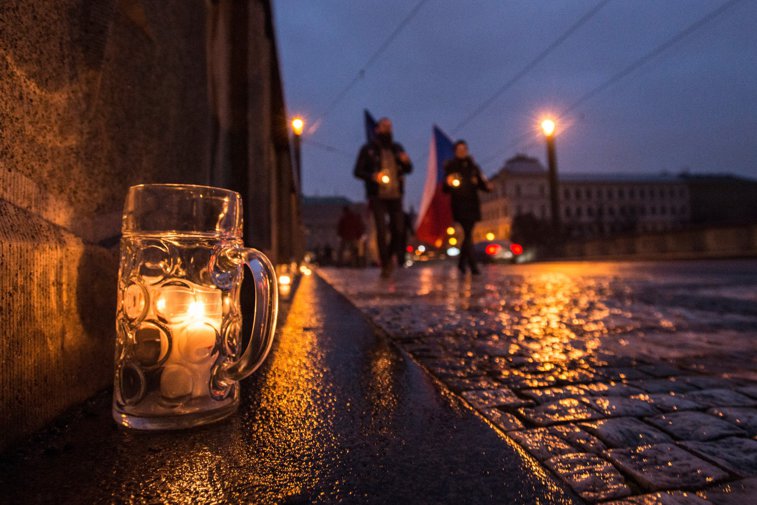 Imaginea articolului VIDEO Protest inedit în Cehia, împotriva închiderii pub-urilor. Oamenii au ieşit pe străzi, cu lumânări în pahare de bere